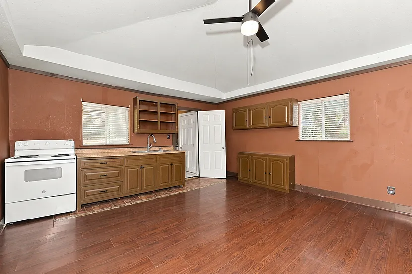 3 bed, 800 sqft, $1,950 — Photo 3