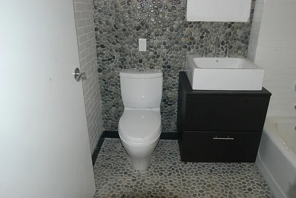 Rented by Perry Associates NYC Inc | media 33