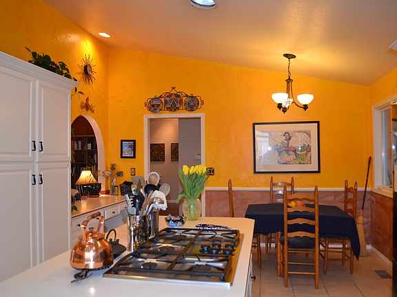 Huge Kitchen w/Nook & Island