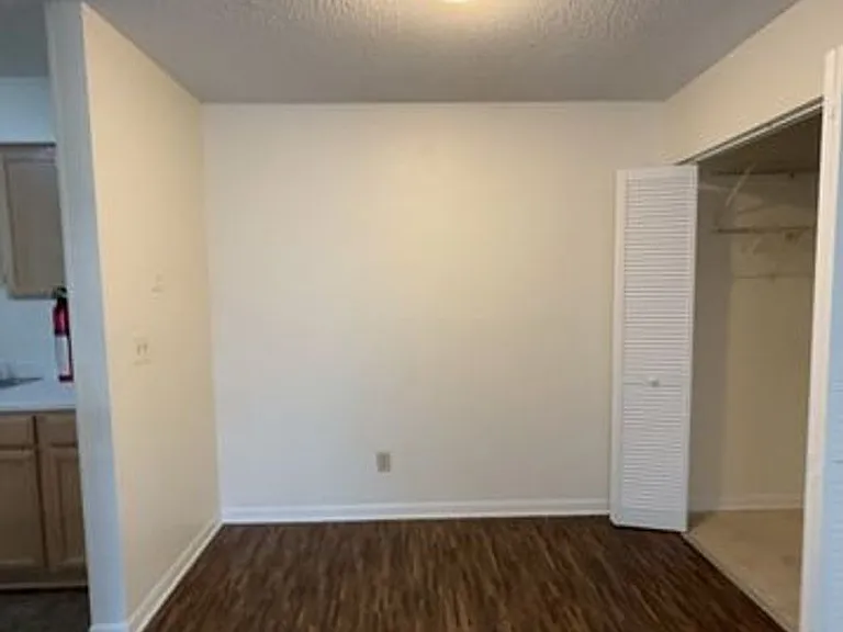 Creekwood Apartments — Photo 18