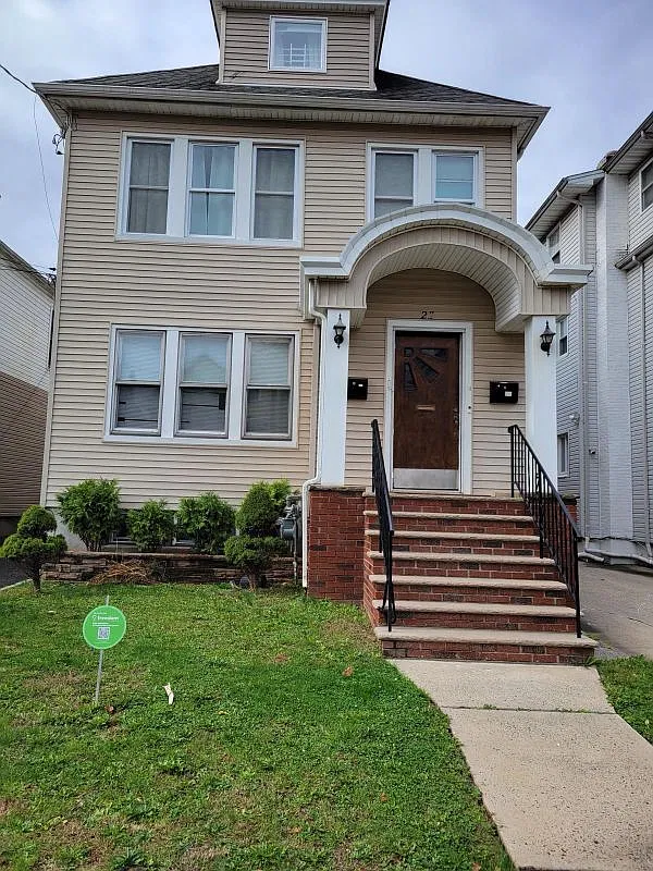 3 bed, 1.0 bath, 1300 sqft, $2,700 — Photo 1
