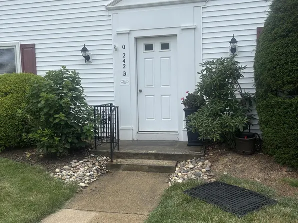 242 Marblehead Ln #B, Monroe Township, NJ 08831