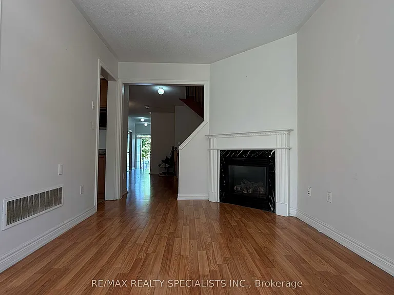 3273 Stoney Cres — Photo 22