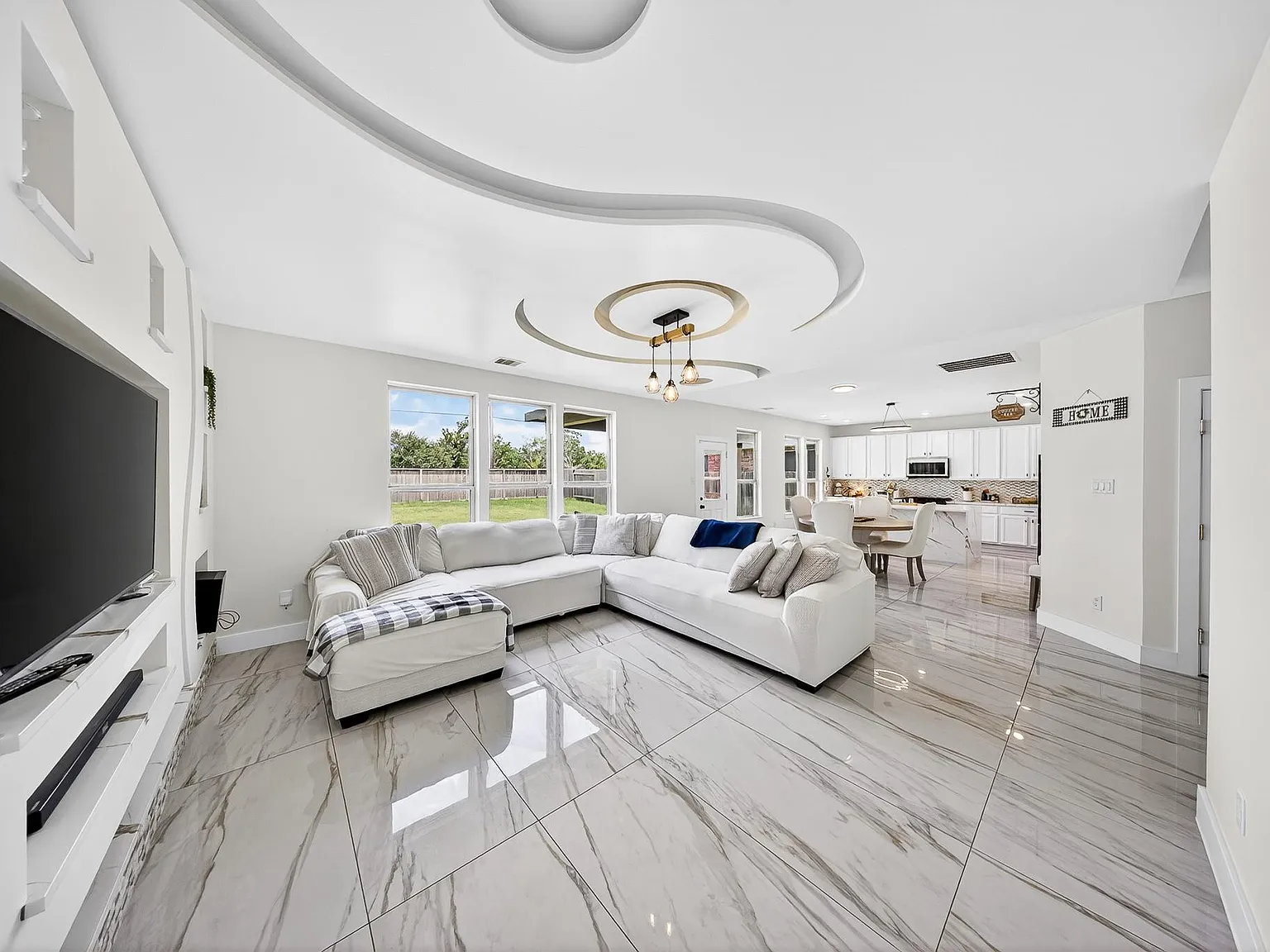 4 bed, 3.0 bath, 2466 sqft, $2,500 — Photo 4