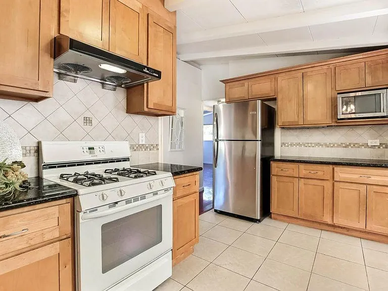 18594 Loree Ave — Photo 2