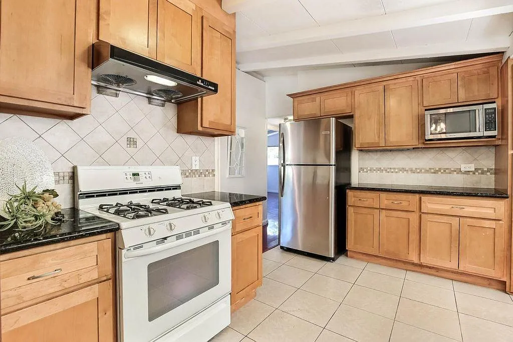 Building Photo - 18594 Loree Ave