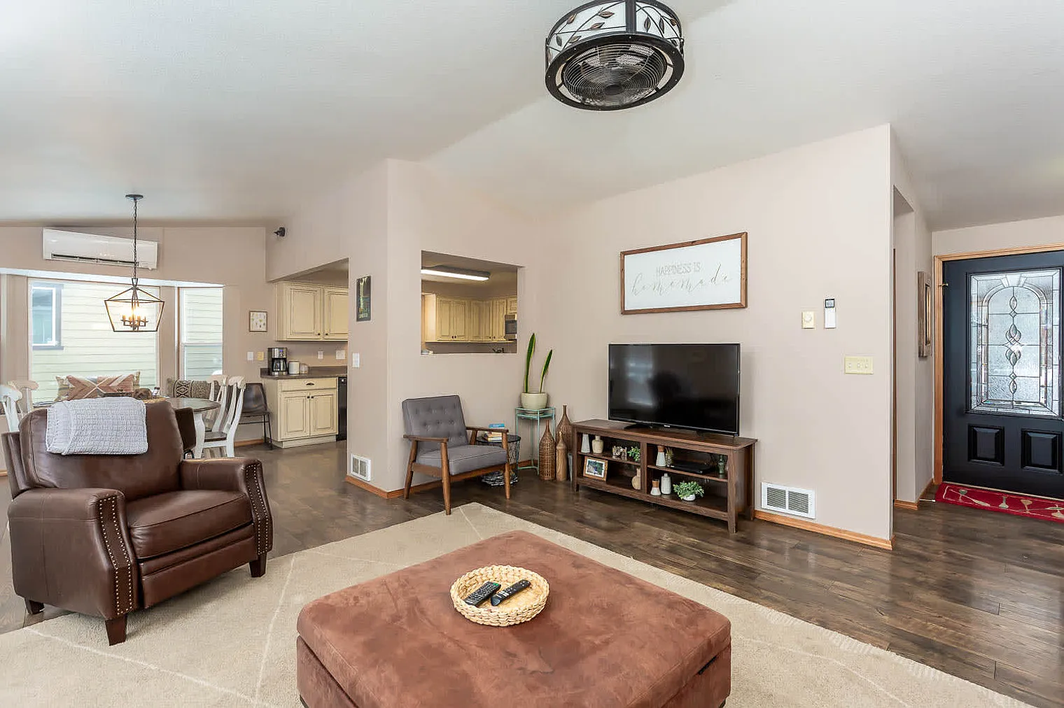 3 bed, 2.0 bath, 1334 sqft, $3,547 — Photo 4
