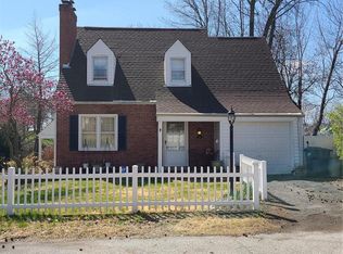 16 Lakeview Dr, Saint Louis, MO 63135