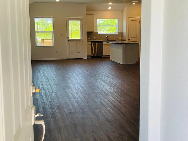 470 Jack Ryan St — Photo 4