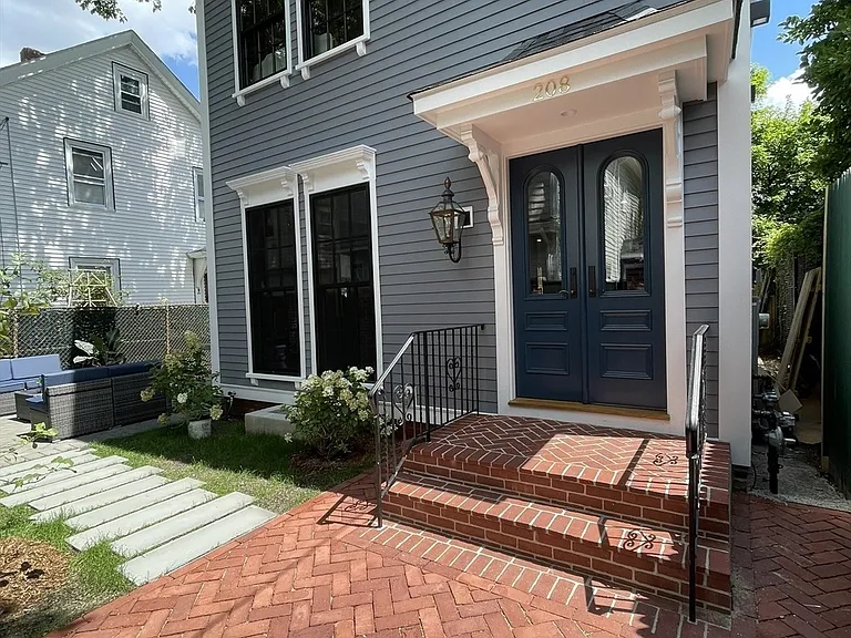 208 Windsor St — Photo 16