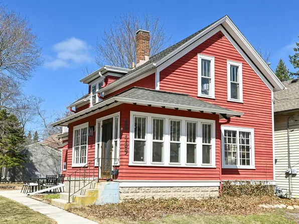 W58N439 Hilbert AVENUE, Cedarburg, WI 53012