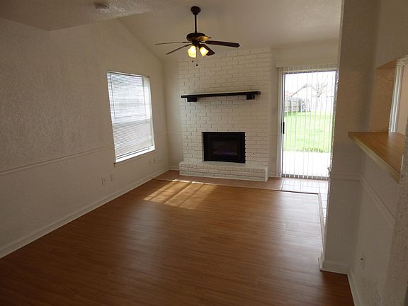 4th image of 1203 Royal Crest Dr