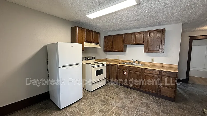 3 bed, 1.0 bath, $1,095 — Photo 2