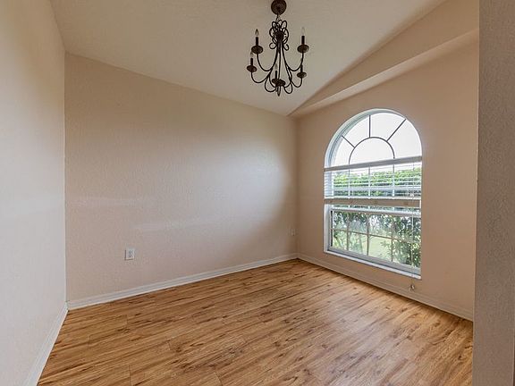5th image of 412 Savanna Pointe St