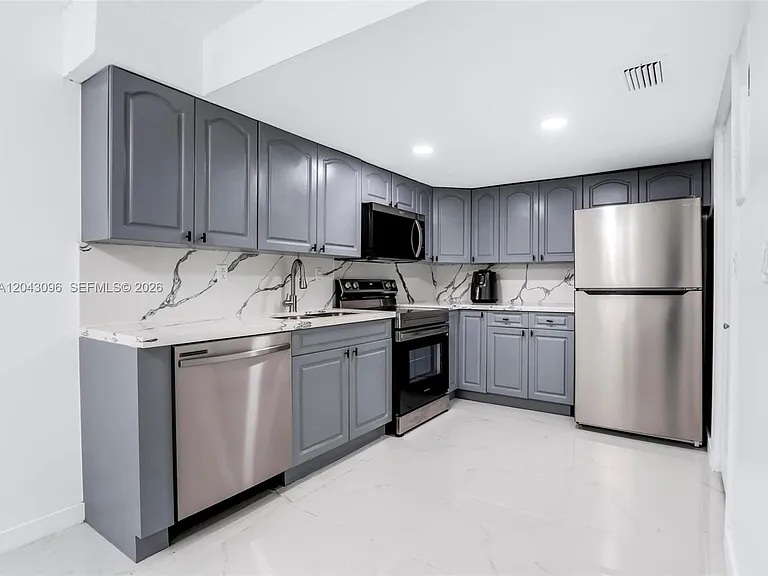 22 Canterbury Ln #22 — Photo 10