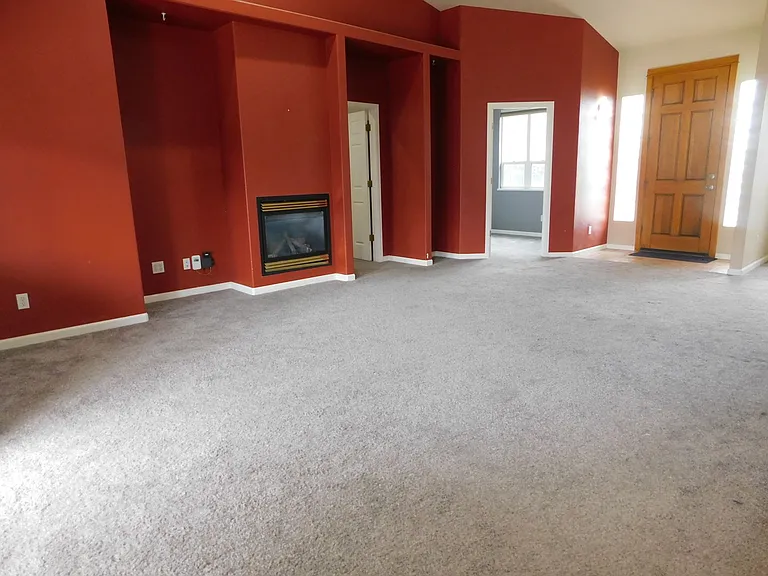 566 Garnet Dr — Photo 3