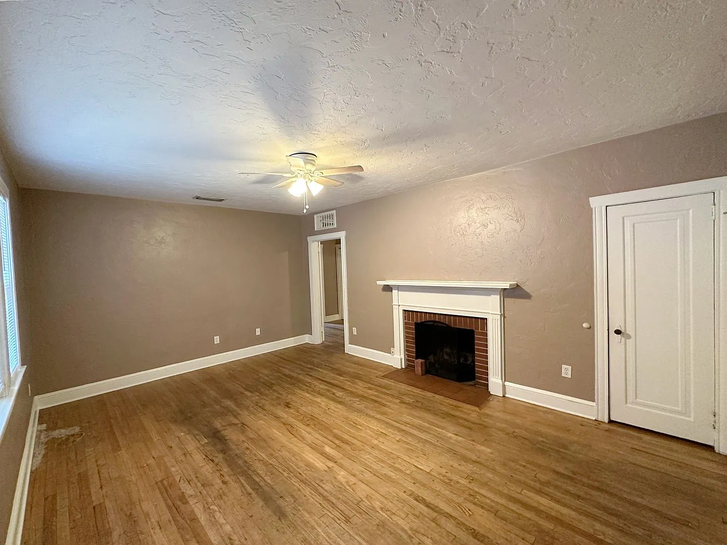 Renovated, 2 Bedroom, 1 Bathroom Apartment - Blocks From Campus — Photo 3