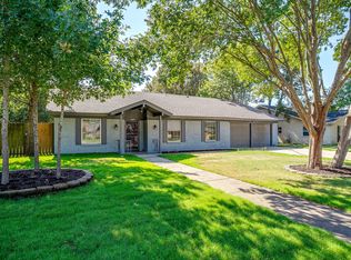 1225 Crestwood Dr, Cleburne, TX 76033