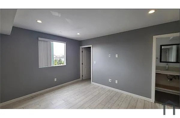 Building Photo - 841 E 32nd St #841