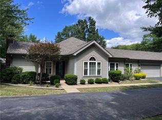 44 Stone Ridge Blvd, Hermitage, PA 16148