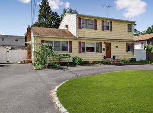 278 Oakland Ave, Deer Park, NY 11729