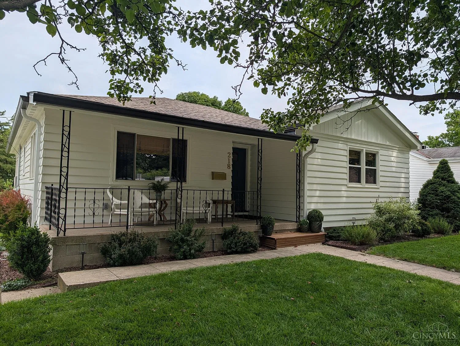 3 bed, 2.0 bath, 1252 sqft, $2,400 — Photo 1