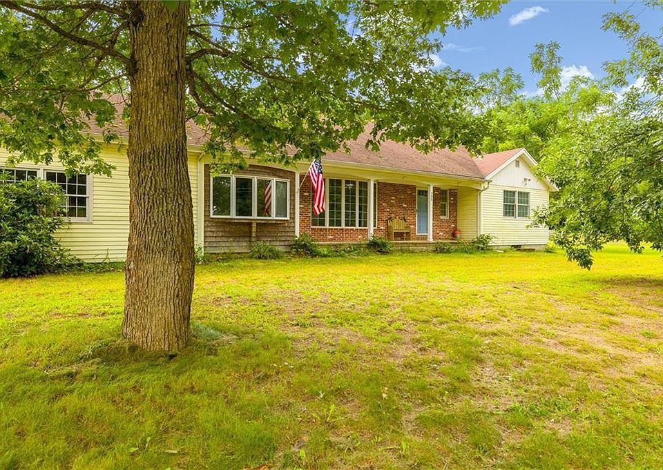 2nd image of 390 Lake Rd