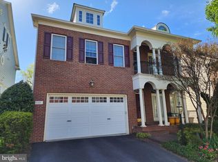 8881 Olive Mae Cir, Fairfax, VA 22031