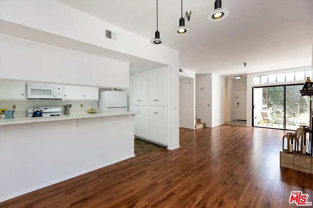 2 bed, 2.5 bath, 1311 sqft, $3,950 — Photo 4