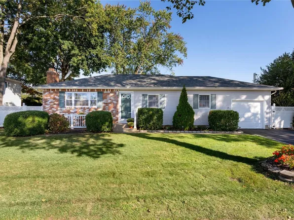 209 Nina Street, Holbrook, NY 11741