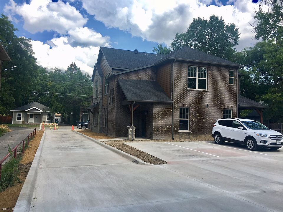 911/913 North Austin Street Parking