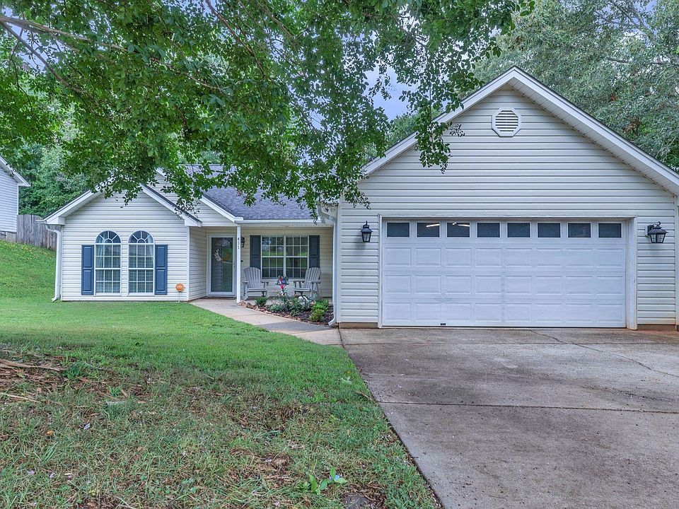 1st image of 411 Hill Ln