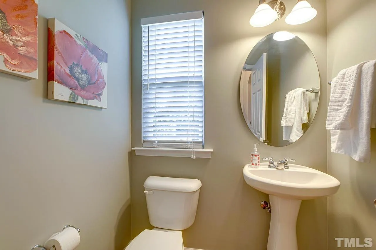 3 bed, 2400 sqft, $2,800 — Photo 4