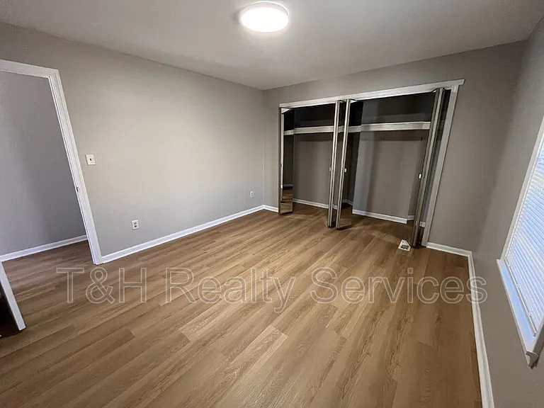 110 Pennsylvania Ct — Photo 24