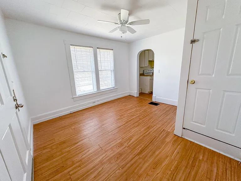 1025 Prickett Ave — Photo 6