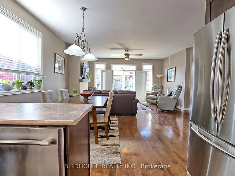 21 Ellis Cres — Photo 7