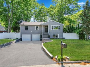 13 Friendly Rd, Smithtown, NY 11787
