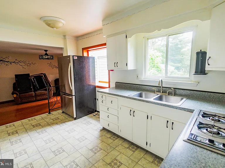 300 Macclelland Ave — Photo 17