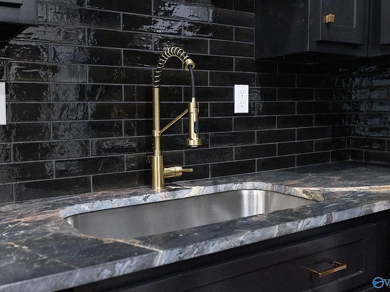 719 Bank St NE #3 — Photo 8