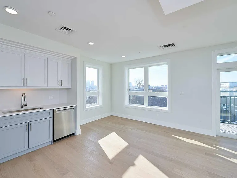 301 Border St #508 — Photo 4