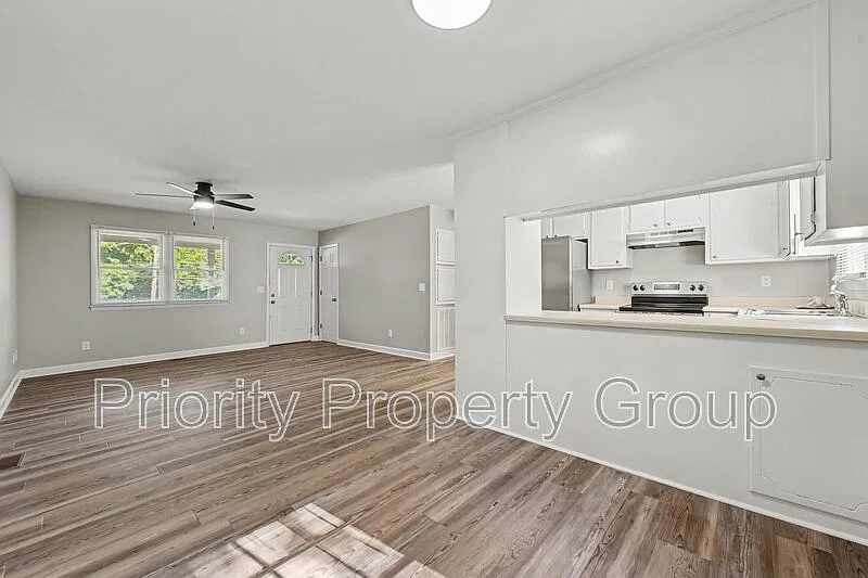 3 bed, 2.0 bath, 1040 sqft, $1,600 — Photo 2