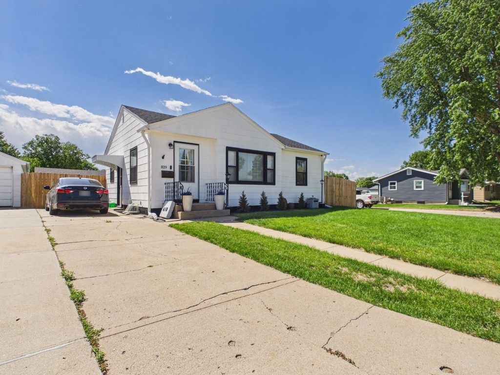 819 McMillan St, Holdrege, NE - View 2