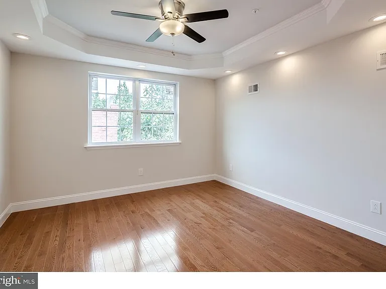 1537 Dickinson St — Photo 10