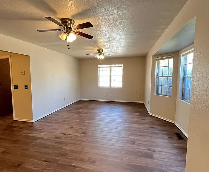 3611 N Drexel Blvd — Photo 3