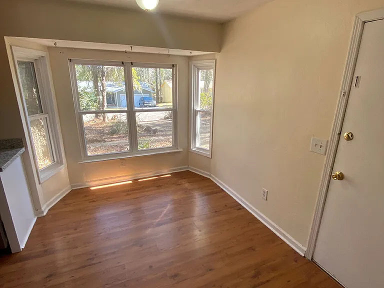 1064 Longstreet Dr — Photo 6