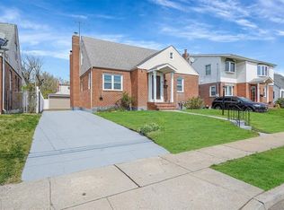 30 Essex Pl, Valley Stream, NY 11580