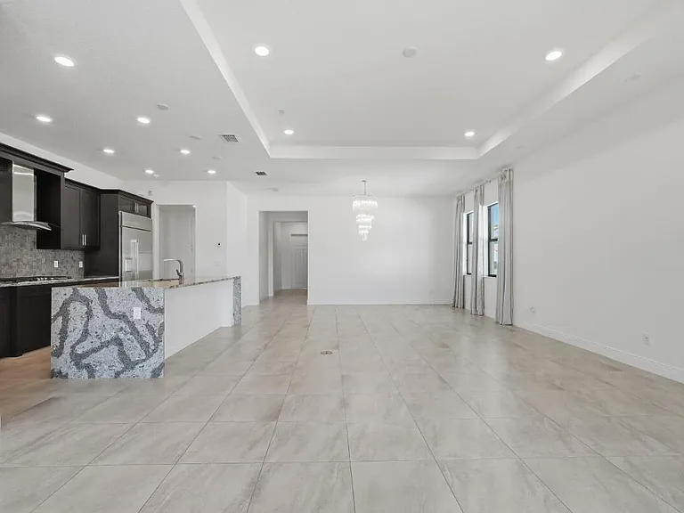 11760 Bayview Cir — Photo 4