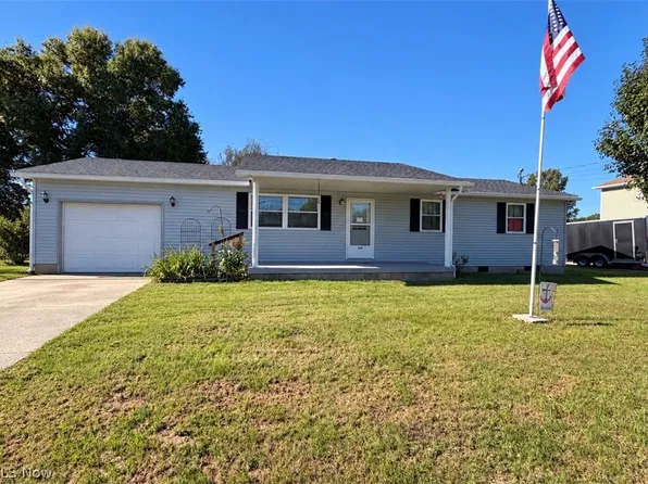 386 Dickens Dr, Mineral Wells, WV 26150