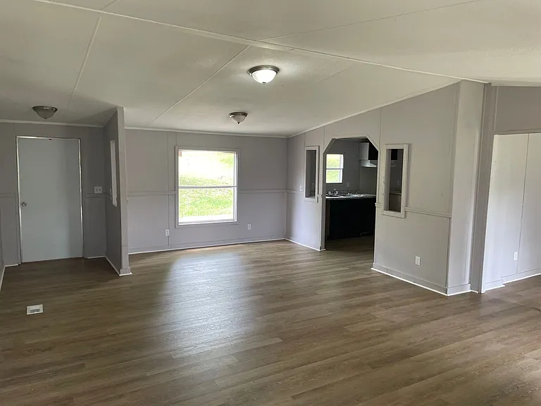 104 1st Ave N — Photo 4
