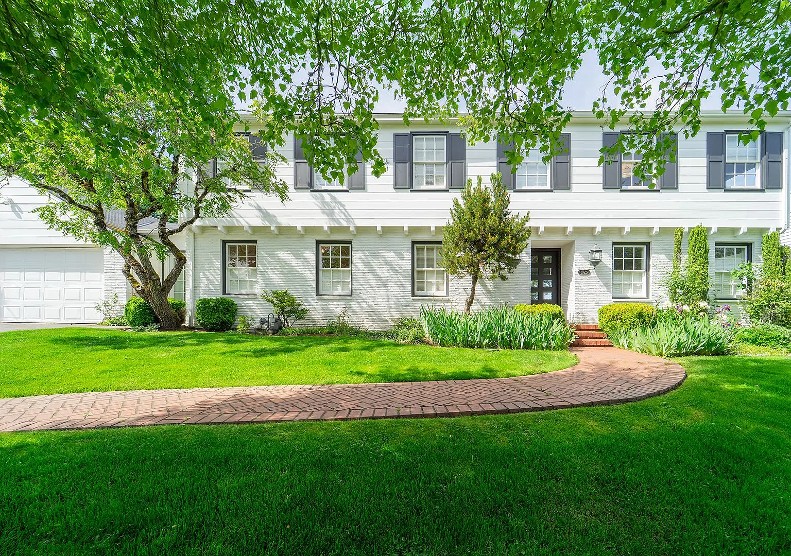 Stunning Luxurious Home with City Views! — Photo 4